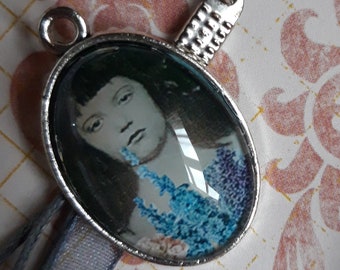 Medallionpendant:dark girl,vintage look