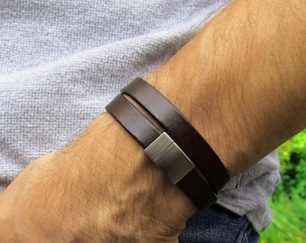 Leather bracelet, customizable with personal engraving and available in many colors