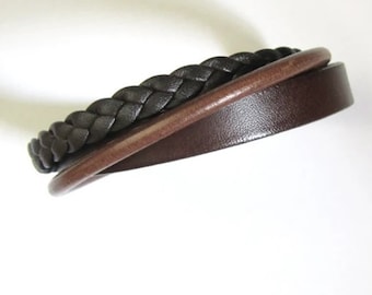 Premium leather bracelet for narrow joints. Can be personalized with engraving