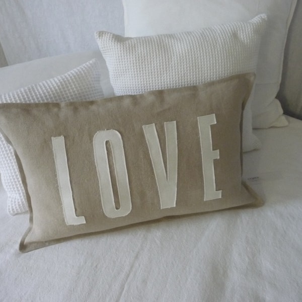 Coussin avec application LOVE/look vintage en lin/coton