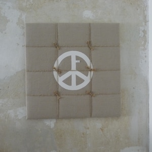 Tablero de notas con SÍMBOLO DE LA PAZ elaborado en lino con cordón de yute.