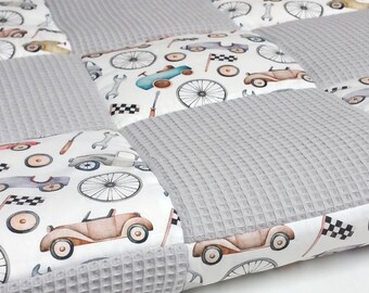 Tapis d'éveil patchwork gaufré piqué gris - voitures rétro