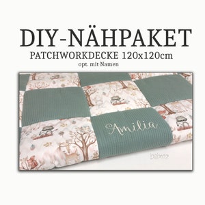 Könnte beinhalten: DIY Nähpaket für eine Patchworkdecke mit Waldtier-Druck. Die Decke ist 120x120cm groß und kann mit einem Namen personalisiert werden. Das Paket beinhaltet einen grünen Stoff mit dem Namen "Amelia" bestickt.