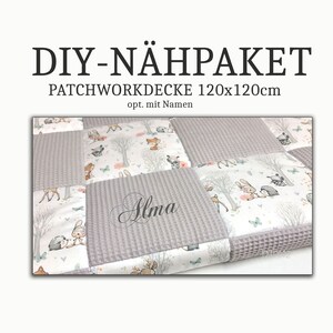 Könnte beinhalten: DIY Nähpaket für eine Patchworkdecke mit Waldtier-Druck. Die Decke ist 120x120cm groß und kann mit einem Namen personalisiert werden. Das Paket beinhaltet einen grauen Waffelstoff und einen weißen Stoff mit Waldtier-Druck.