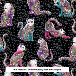 Könnte beinhalten: Schwarzer Stoff mit einem sich wiederholenden Muster aus bunten Katzen mit aufwendigen Designs. Die Katzen sind in verschiedenen Posen und haben metallische Akzente. Der Text "mit metallic/with metallic/avec métallique" befindet sich am unteren Rand des Bildes.