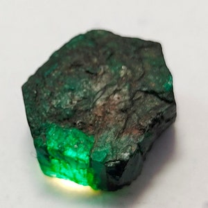 Natural Green Emerald Zambia Rough Loose Gemstone Genuine Green Emerald Zambian Rough Gemstone R99-2