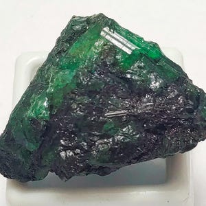 Natural Green Emerald Rough Loose Gemstone Green Emerald Zambian Rough Gemstone R88-1