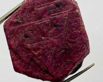 RUBIS TRAITé ROUGE POURPRE BRUT DE 26,86 CARATS D AFRIQUE