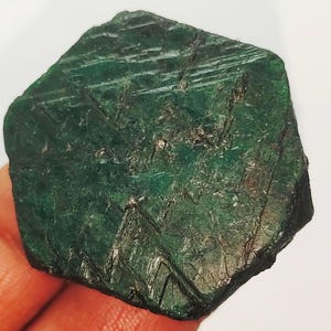 Natürlicher Corund Saphir Grüner Roher Loser Edelstein Grüner Saphir Corundum Rohedelstein K11-3