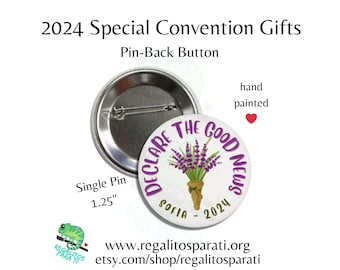 Sophia Bulgarien 2024 JW Special Convention Geschenke - Single Pin Button - Handbemalter Lavendel Blumenstrauß - Deklarieren Sie die gute Nachricht