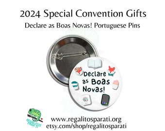 May include: A white button with a colorful design featuring the text "Declare as Boas Novas!" and various illustrations. The back of the button is silver with a pin.
