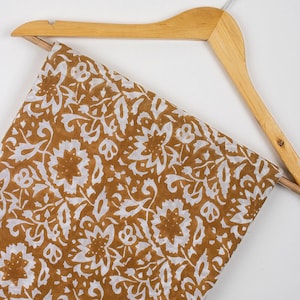 Tessuto marrone con stampa floreale, tessuto Jaipuri in cotone morbido leggero, tintura vegetale naturale, stampato a mano, tagliato su misura HBF#859