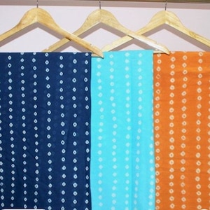 Tessuto 1 Yard fatto a mano indiano Tie Dye / Shibori, Panno di puro cotone, Colorante vegetale bianco blu indaco, TIE#03