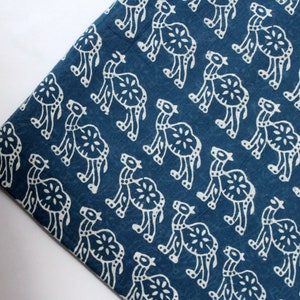 Tessuto cammello stampato a blocchi, tessuto di cotone Royal Indigo, tessuto stampato indiano, tessuto tinto naturalmente con stampa animale, tessuto stampato a mano, tagliato su misura IBF#134