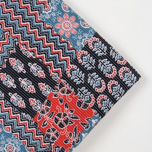 Może przedstawiać: Tkanina patchwork z różnymi wzorami w odcieniach niebieskiego, czerwonego i czarnego. Tkanina zawiera wzór kwiatowy, wzory paisley i kształty geometryczne.