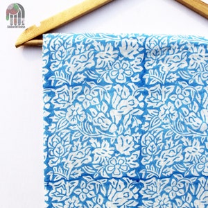 Tessuto stampato a blocchi floreali blu, tessuto di cotone indiano, tessuto blu stampato a mano, tessuto per tende, tessuto per abiti tagliato su misura