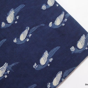 K&ouml;nnte beinhalten: Indigo blauer Baumwollstoff mit einem wei&szlig;en Vogelmuster. Der Stoff ist ein traditionelles indisches Handblockdruckdesign.