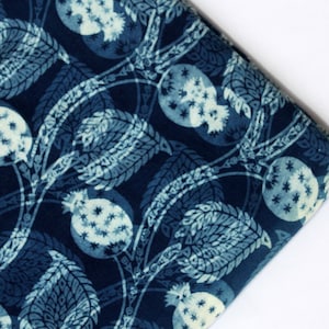 Tessuto blu in cotone con stampa floreale, tessuto indaco, tessuto indiano stampato a blocchi, tessuto floreale indiano Jaal Dabu, tessuto tinto naturale tagliato su misura IBF#133