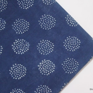Tela azul índigo, tela suave de algodón, telas de voile indias estampadas a mano con bloques, estampado dabu, ropa resistente al barro, cortada a medida IBF#102
