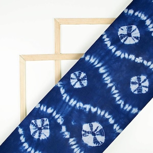 Tessuto in tessuto Shibori blu a mano Tessuto morbido in voile blu Bellissimo tessuto per abiti, tessuto indiano per kimono, sarong e caftano tagliato su misura TIE#82