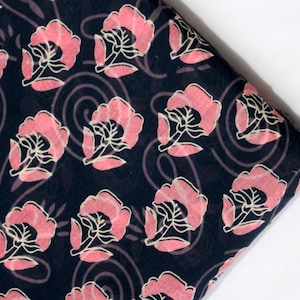Tessuto floreale in voile rosa, tessuto di cotone indiano stampato con fiori, tessuto estivo morbido e leggero, tessuto semitrasparente tagliato su misura IBF#135