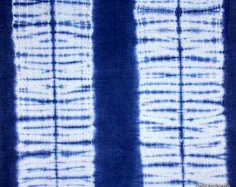Peut inclure: Un tissu bleu et blanc en tie-dye avec un motif rayé vertical. Le tissu est doux et texturé, parfait pour les projets de bricolage.
