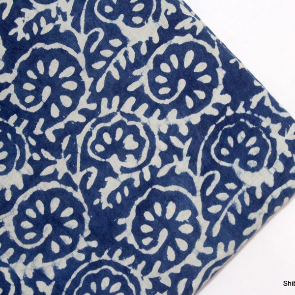 Tissu en coton indigo bleu main bloc imprimé tissu indien Dabu résistant à la boue teint végétal couture femmes robe confection tissu IBF #111