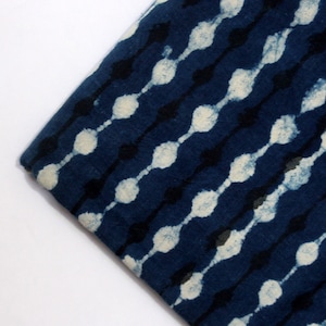 Tissu par mètre tissu en coton bleu indigo, tissu à coudre indien avec teinture végétale naturelle, imprimé Dabu résistant à la boue IBF #138