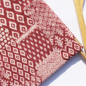 Tessuto di cotone indiano leggero rosso con stampa a blocchi a mano, tessuto con stampa a blocchi a mano multi-toppa per cucire decorazioni per la casa sartoria HBF#143