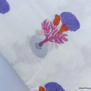 Puede incluir: Tela blanca con un estampado floral repetido en tonos morado, naranja y rosa. El dise&ntilde;o presenta formas estilizadas similares al coral y otros elementos florales. La tela es ligera y parece ser de algod&oacute;n o un material similar.