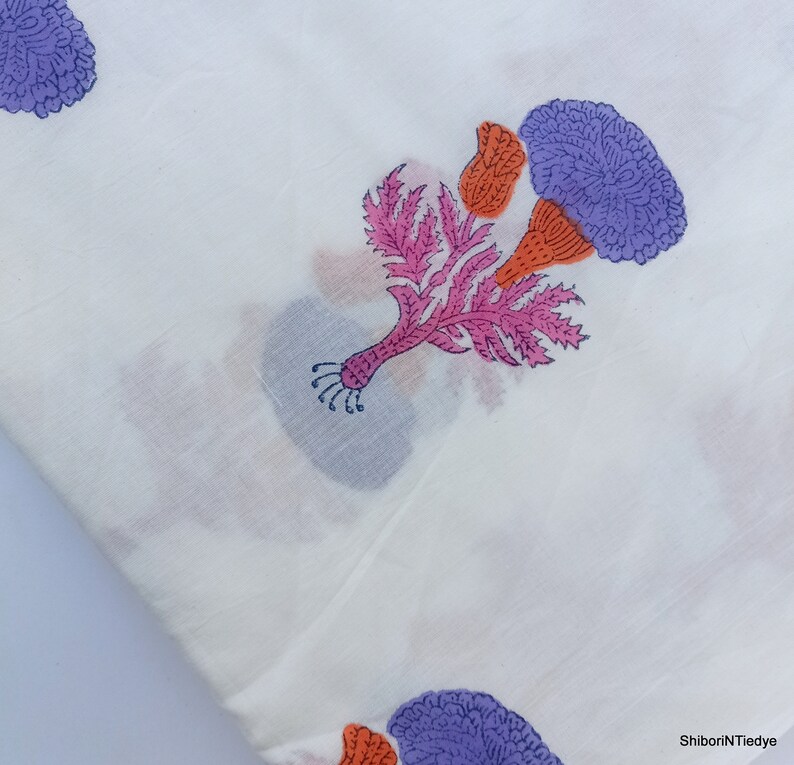 Puede incluir: Tela blanca con un estampado floral repetido en tonos morado, naranja y rosa. El dise&ntilde;o presenta formas estilizadas similares al coral y otros elementos florales. La tela es ligera y parece ser de algod&oacute;n o un material similar.