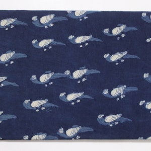 K&ouml;nnte beinhalten: Indigo blauer Baumwollstoff mit einem wei&szlig;en Vogelmuster. Der Stoff ist ein traditioneller indischer Handblockdruckstoff.