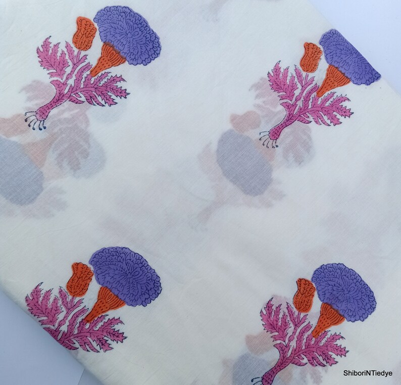Puede incluir: Tela blanca con un estampado floral repetido. El dise&ntilde;o presenta flores moradas, naranjas y rosas con estructuras detalladas en forma de hojas. Las flores destacan sobre un fondo blanco liso, creando un contraste llamativo.