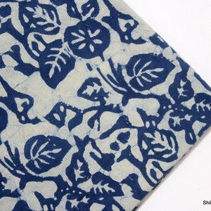 Tela estampada con hojas en azul índigo real, tela ligera y suave, tela de algodón puro indio, tela estampada Dabu cortada a medida IBF n.° 105