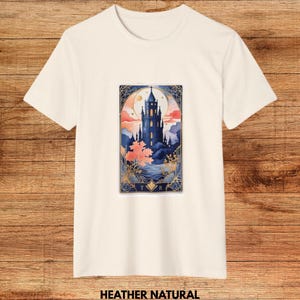 ユニセックスオーガニックタワータロットTシャツ。環境に優しいパーソナライズタワータロットTシャツ。サステナブルギフト。タロット愛好家へのギフト。スピリチュアルTシャツ。