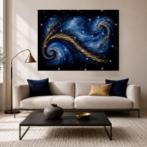 Könnte beinhalten: Ein rechteckiges Wandbild mit einem strukturierten, wirbelnden Galaxienmotiv in tiefblauen und metallisch goldenen Farbtönen. Die Komposition zeigt zwei markante Spiralformationen vor einem dunklen Hintergrund, akzentuiert durch kleine, helle weiße Lichtpunkte.