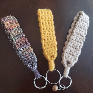 PATRÓN: Llavero de pulsera de crochet. patrón descargable (inglés americano, terminología estadounidense)