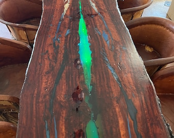 Rotes Mesquite Buch mit Epoxy & Lichtern abgestimmt