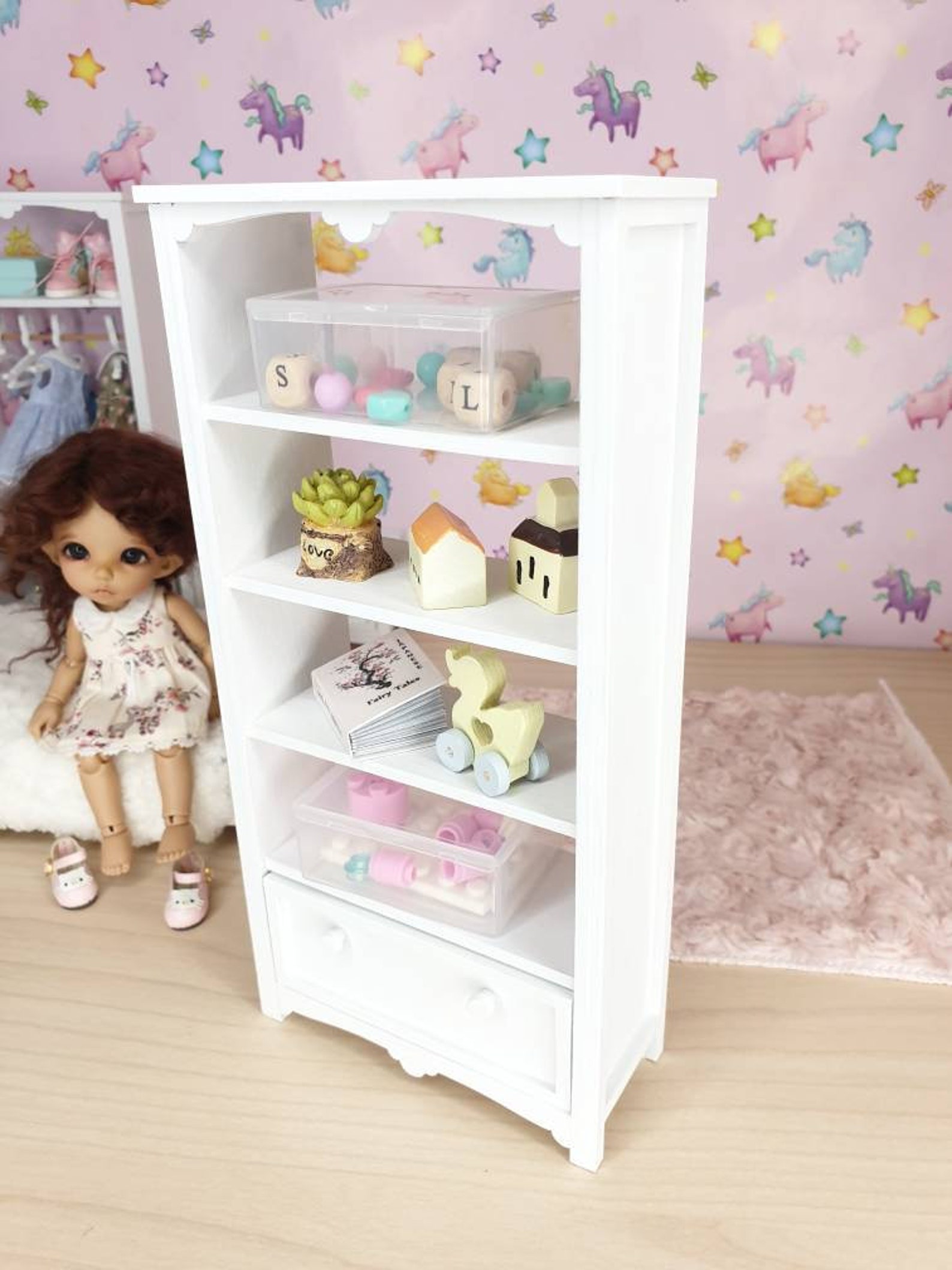 полочки для коллекции кукол. кукольные полки с куклами. полка для кукол.