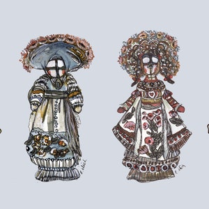 Puede incluir: Cuatro muñecas pintadas a mano con colores vivos, con detalles intrincados y motivos florales. Cada muñeca lleva un tocado único y ropa tradicional. Las muñecas son una representación vibrante y caprichosa del arte popular.