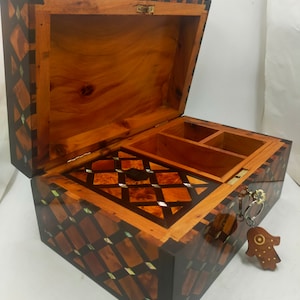 Große, handgefertigte Holz-Schmuckschatulle aus Thuya-Holz mit Perlmutt-Intarsien, dekorative, abschließbare Box mit zwei Aufbewahrungsebenen