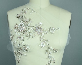Delikatna aplikacja z koralików do sukni haute couture, ozdoba sukni ślubnej