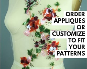 Può includere: Primo piano di un'applicazione floreale con perline e paillettes rosse, arancioni, rosa e verdi. L'applicazione è su un manichino di stoffa bianca. Il testo "ORDER APPLIQUES OR CUSTOMIZE TO FIT YOUR PATTERNS" è sul lato destro dell'immagine.