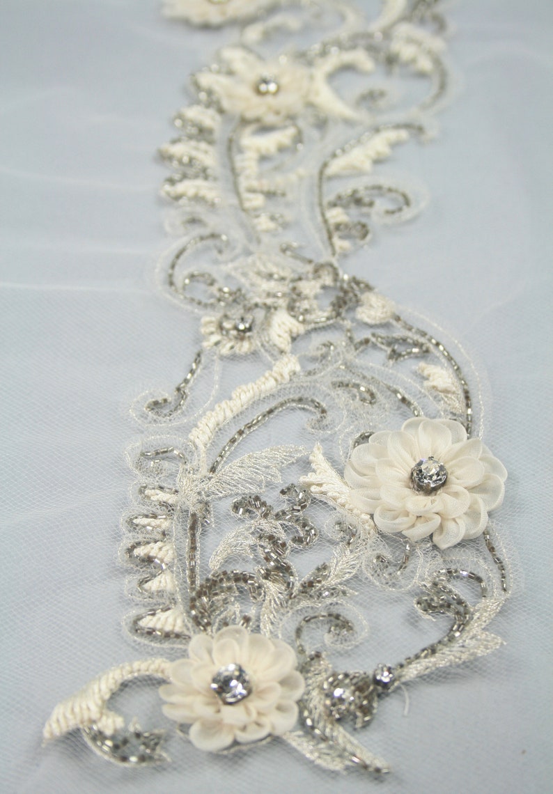 Pärlbroderad spetsslöja, haute couture-tyg, pärlbroderad spetsapplikation för brudtärnor, strass-blomapplikation, handbroderat tyg. bild 4