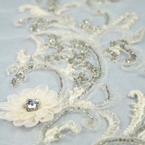 Pärlbroderad spetsslöja, haute couture-tyg, pärlbroderad spetsapplikation för brudtärnor, strass-blomapplikation, handbroderat tyg. bild 1