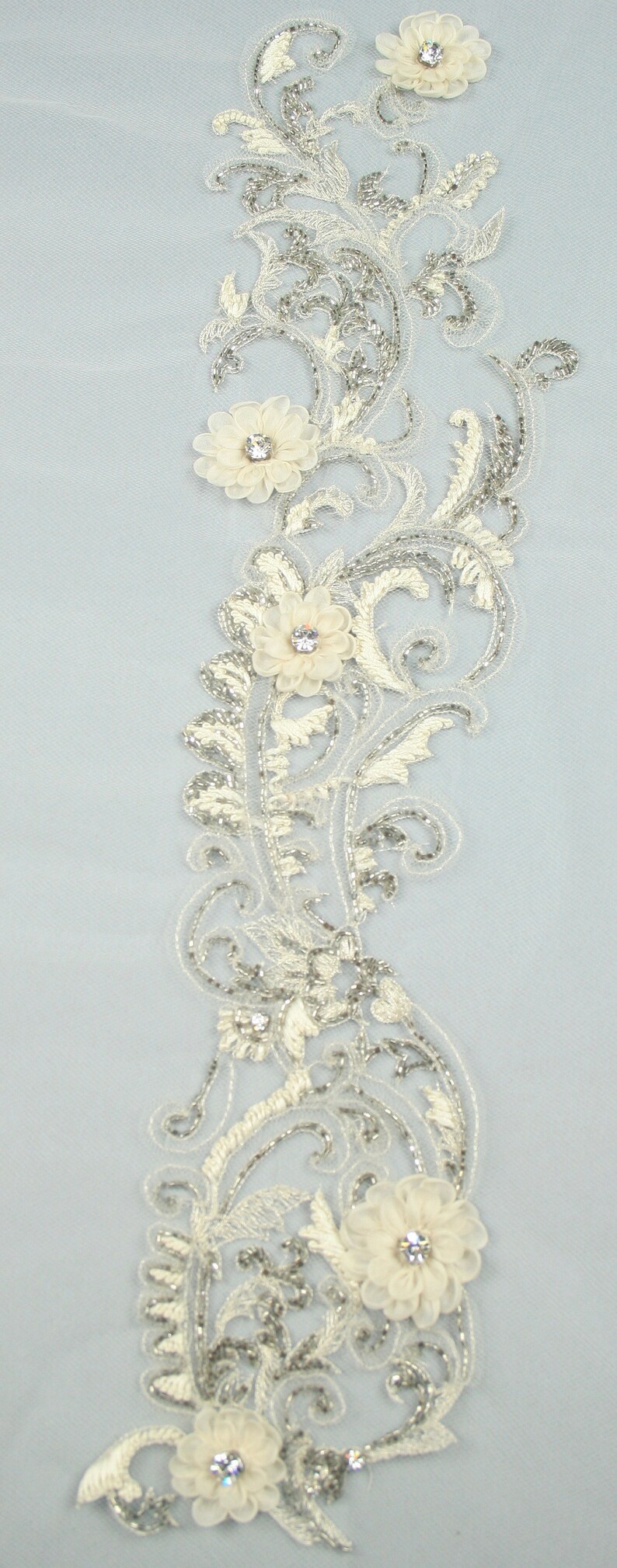 Pärlbroderad spetsslöja, haute couture-tyg, pärlbroderad spetsapplikation för brudtärnor, strass-blomapplikation, handbroderat tyg. bild 3