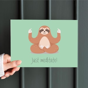 Postkarte- Just meditate -  lustige Sprüche Postcard Kunstpostkarte schöne Postkarte Geburtstag Hochzeit Faultier Yoga Mediation Buch-Marie