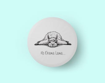 Aimant rond 55 mm Drama Lama * Aimant pour réfrigérateur - Bureau - Tableau magnétique - Tableau blanc - Paperboard - Aimant humoristique - Collègue - Cadeau - Travail