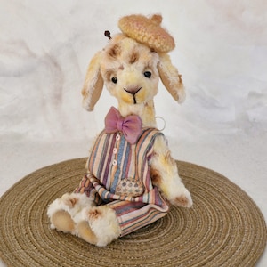 Op de afbeelding: Een set van drie keramische mokken met een gespikkelde, matte afwerking. De mokken zijn in crème, lichtgrijs en donkergrijs. Elke mok heeft een eenvoudig, minimalistisch ontwerp.