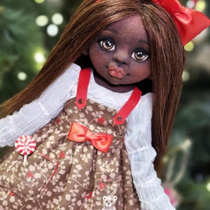 Muñeca textil hecha a mano: muñeca de piel marrón con lazo rojo, muñeca de tela coleccionable, ideal para regalo de Navidad.